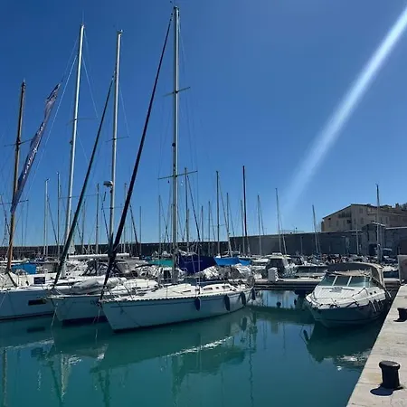 Place Malespine Proche Port Vauban 昂蒂布