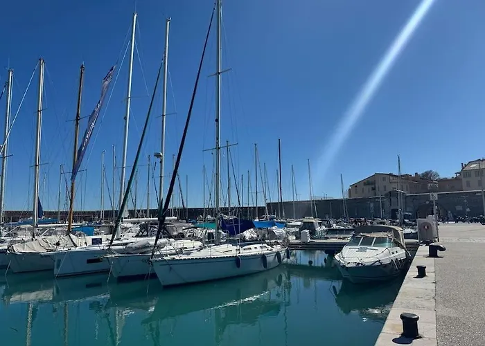 Place Malespine Proche Port Vauban Antibes